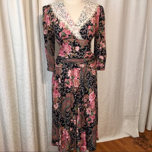 Dresses & Skirts - Fabulous Vintage 80s floral dress w/lace collar